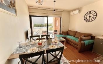 Fides stilige leiligheter med basseng, privat innkvartering i sted Tivat, Montenegro